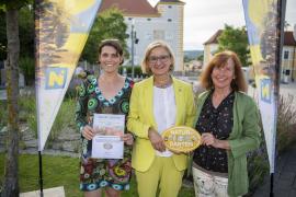 2024.06.27 | Verleihung Goldener Igel-v.l.n.r: Tanja Bozic, Landeshauptfrau Johanna Mikl-Leitner, GR Maggie Dorn-Hayden. (Fotocredit: „Natur im Garten“ / R. Herbst)