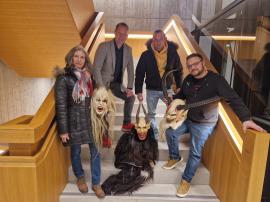 2025.03.20 | Wolfsberg Teifln stellen sich am 29.03. vor-Foto (v.l.n.r.): Maria Wilfinger, Bgm. Franz Haunold, der kleine Krampus Florian Rieder, Andreas Friedörfler Obmann Stellvertreter, und Obmann Kevin Minarik